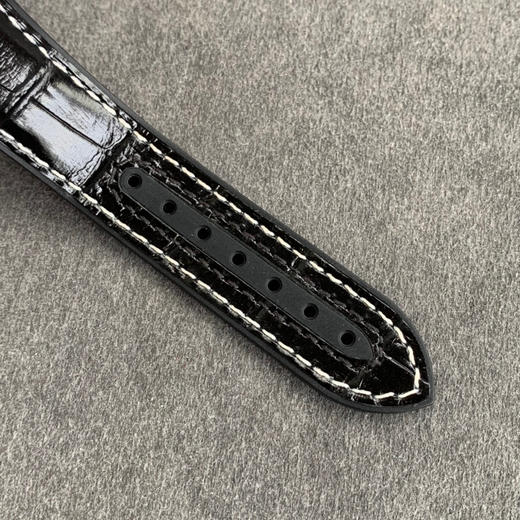 VS新品非黑即白！欧米茄海马系列600米 机械女表 39.5MM 欧米茄中的香奈儿！黑色沉着，白色纯粹！而纯白陶瓷面盘 、陶瓷圈、纯净唯美令人不禁想起冬日里漫天飘零的雪花，仿佛置身于浪漫的冰雪世界。 商品图6