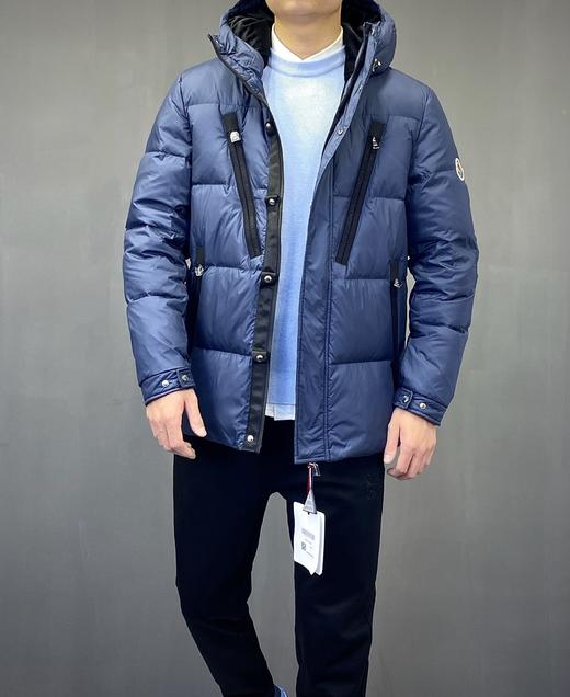 点此购买 蒙口男款连帽休闲羽绒服 左164239