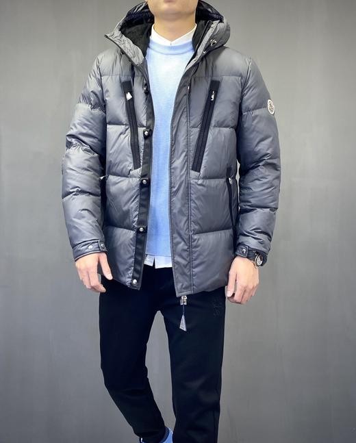 点此购买 蒙口男款连帽休闲羽绒服 左164239