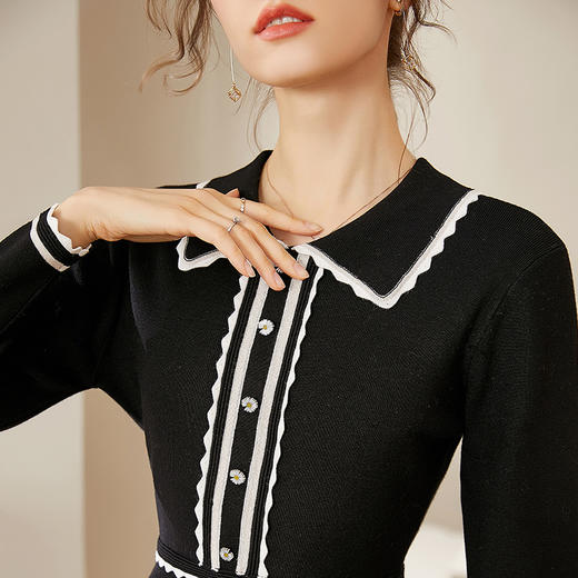 洛诗2020冬季新款小雏菊纽扣学院风花边领收腰修身A字针织连衣裙 商品图3