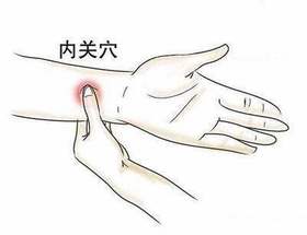  这是一个有名的穴位，可以调理几乎所有的内症，看看他的这些功能你就会相信的 