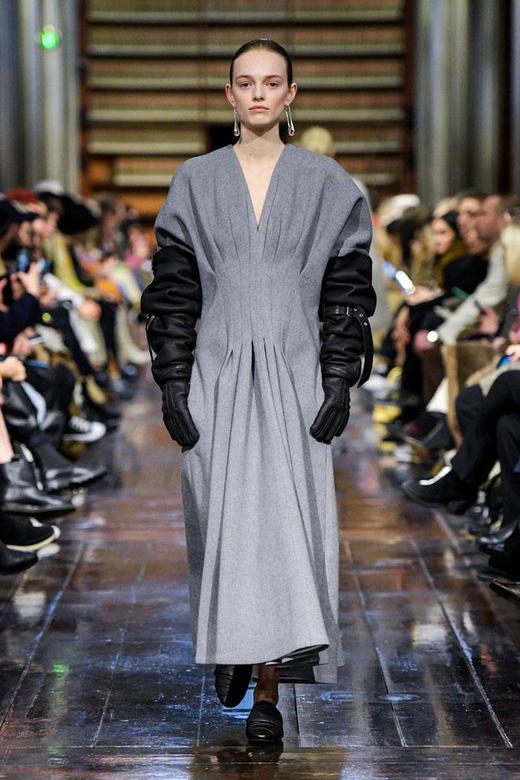 Mark Kenly Domino Tan 20AW 铅灰色DARYON多褶收腰v领连衣裙 商品图3