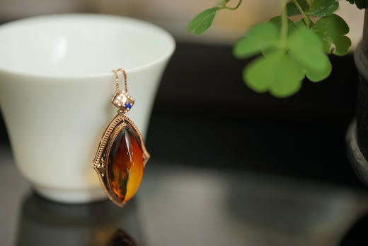 千思扣 ·墨西哥红蓝珀18K镶钻菱形吊坠 商品图2