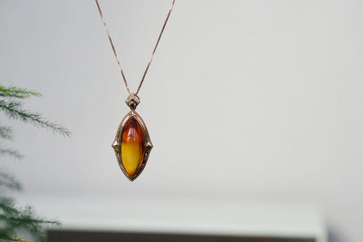 千思扣 ·墨西哥红蓝珀18K镶钻菱形吊坠 商品图1