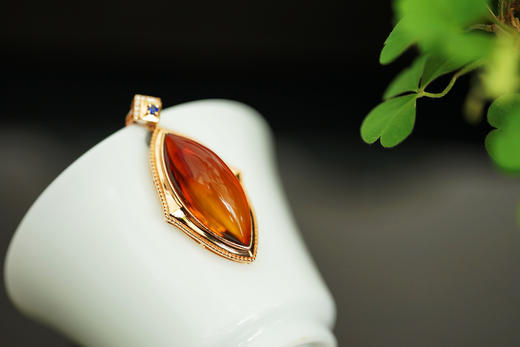 千思扣 ·墨西哥红蓝珀18K镶钻菱形吊坠 商品图3