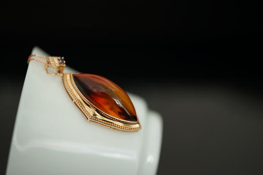 千思扣 ·墨西哥红蓝珀18K镶钻菱形吊坠 商品图0