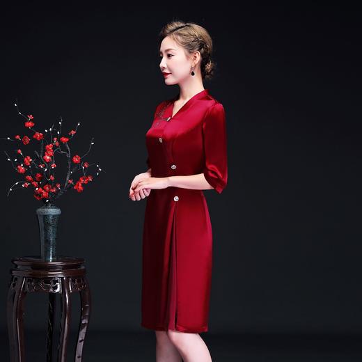 上海旗袍厂LHS-2025高贵婚礼妈妈装秋季连衣裙 V领改良旗袍喜婆婆婚宴装岳母敬酒礼服 商品图2