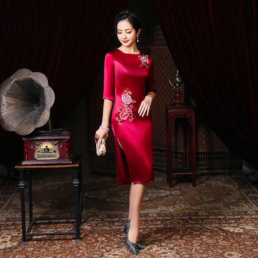 上海旗袍厂LHS-3311酒红婚礼结婚妈妈装绣花旗袍 连衣裙改良版圆领中年女喜婆婆礼服大码 商品图1