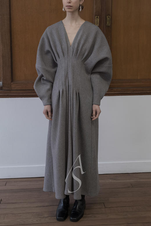 Mark Kenly Domino Tan 20AW 铅灰色DARYON多褶收腰v领连衣裙 商品图0