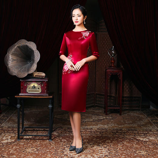 上海旗袍厂LHS-3311酒红婚礼结婚妈妈装绣花旗袍 连衣裙改良版圆领中年女喜婆婆礼服大码 商品图0