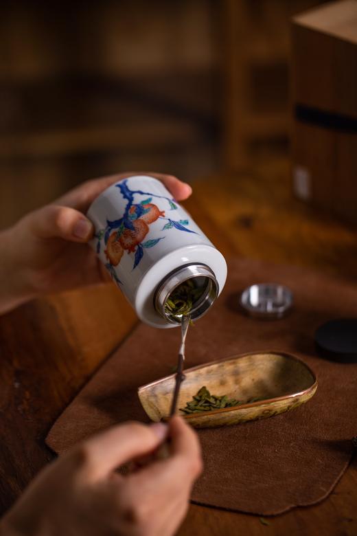 茶道配件-茶叶罐-青花斗彩锡口随身仓 商品图4