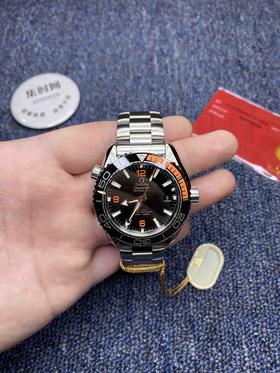 VS欧米茄海洋宇宙600米“四分之一橙”
1: 机芯：搭载1:1开模8900 VS自产一体机芯，稳定翻修少！