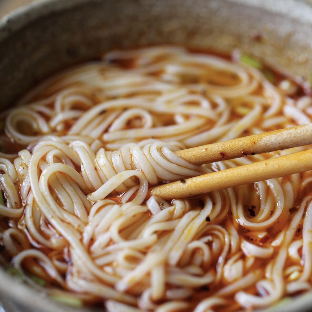 橙家吃货团到湖南必嗦一碗粉丨湖南正宗手工干米粉天然太阳晒干非烘干