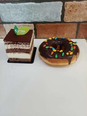 【秒杀零食大礼包】现11.1元抢原价14元零食大礼包（内含小蛋糕一块，甜甜圈一个）