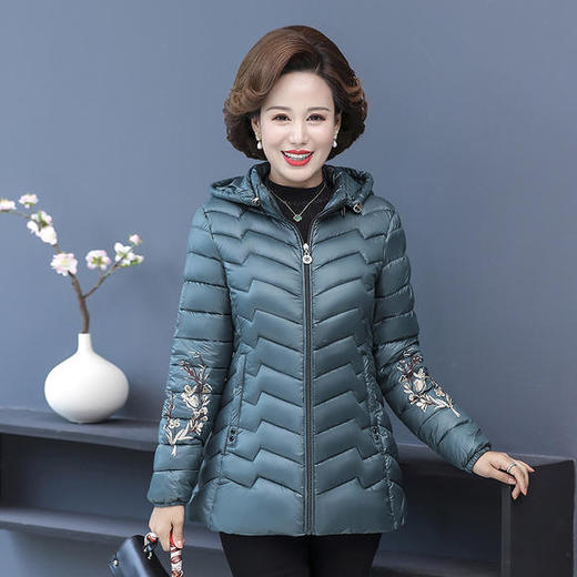 LH-633冬季爆款绣花中老年妈妈装绣花加厚保暖棉服可脱卸帽棉衣 商品图1