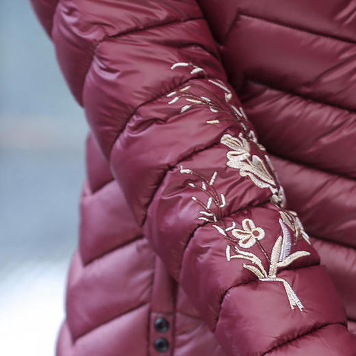 LH-633冬季爆款绣花中老年妈妈装绣花加厚保暖棉服可脱卸帽棉衣 商品图4