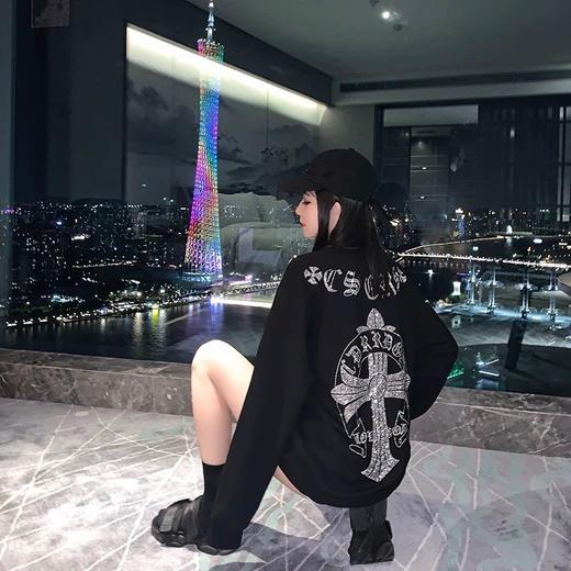 点此购买 克罗心女款烫钻圆领卫衣 ks166166 商品图3