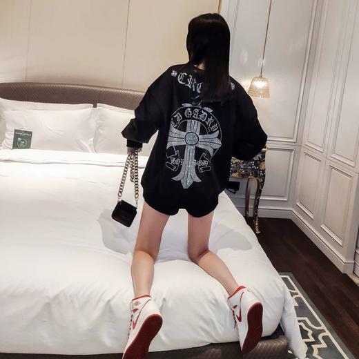 点此购买 克罗心女款烫钻圆领卫衣 ks166166 商品图4