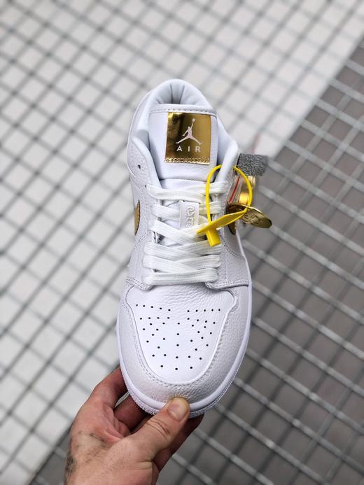 Air Jordan 1 Low 白金 整体选用白色皮革构建低筒鞋身，优质荔枝皮的呈现让其颇具质感 商品图2