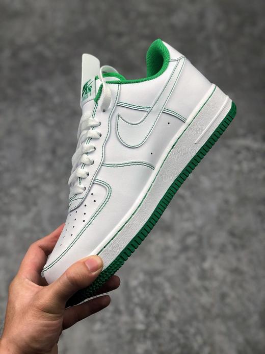 空军一号低帮百搭休闲运动板鞋。柔软、弹性十足的缓震性能和出色的中底设计，横跨复古与现代的外型结合，造就出风靡全球三十多年的Force 1，直到今天还深受青睐。 官方货号#CV1724-103 商品图2