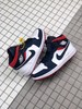 Air Jordan 1 Mid SE“ USA”独立日 这款配色采用白色皮革为基底，并配以海军蓝尼龙覆盖层与红色麂皮鞋帮细节点缀，色调上直击 USA 主题，质感则极其出众。 商品缩略图2