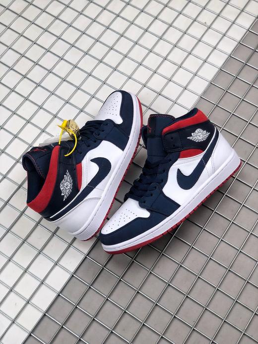 Air Jordan 1 Mid SE“ USA”独立日 这款配色采用白色皮革为基底，并配以海军蓝尼龙覆盖层与红色麂皮鞋帮细节点缀，色调上直击 USA 主题，质感则极其出众。 商品图2