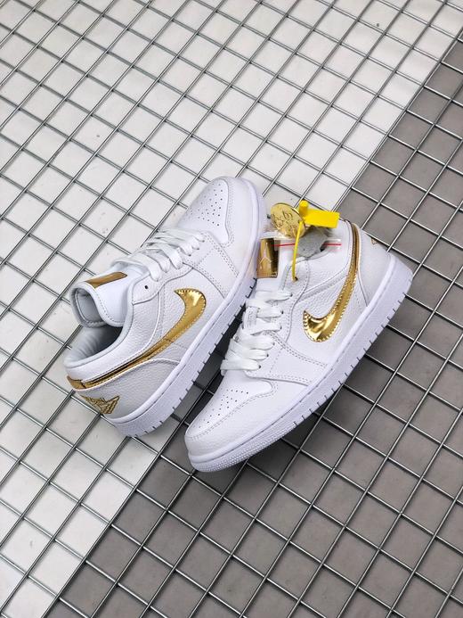 Air Jordan 1 Low 白金 整体选用白色皮革构建低筒鞋身，优质荔枝皮的呈现让其颇具质感 商品图1