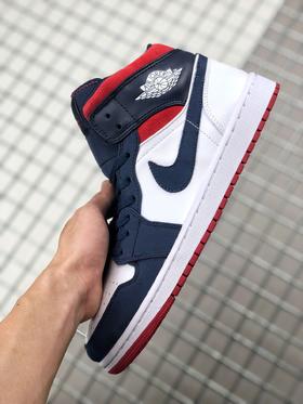 Air Jordan 1 Mid SE“ USA”独立日 这款配色采用白色皮革为基底，并配以海军蓝尼龙覆盖层与红色麂皮鞋帮细节点缀，色调上直击 USA 主题，质感则极其出众。
