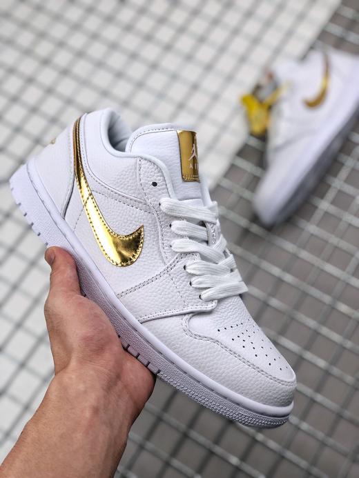 Air Jordan 1 Low 白金 整体选用白色皮革构建低筒鞋身，优质荔枝皮的呈现让其颇具质感 商品图0