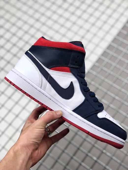 Air Jordan 1 Mid SE“ USA”独立日 这款配色采用白色皮革为基底，并配以海军蓝尼龙覆盖层与红色麂皮鞋帮细节点缀，色调上直击 USA 主题，质感则极其出众。 商品图1