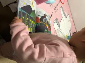 《白国王和黑国王》：这是一个用色彩来讲述友谊和交往的故事，画风很美