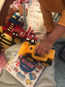 《0-4岁幼儿认知小百科进阶版》：看见里面的车， 把自己的玩具都搬来了