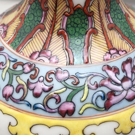 粉彩仿乾隆《白地金龙天球瓶》（小） 商品图1