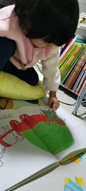 《今天玩什么》：看见乌拉拉的爸爸出现了就特别激动的喊着“爸爸来了” 