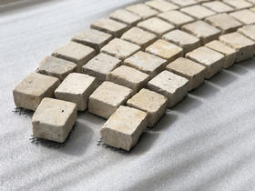 罗曼米黄弧形粘网小方块（散货）