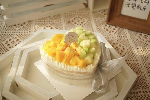 五寸木糠心型堆水果蛋糕（宽14cm、高5cm、适合2-3人）【温馨提示】
此款为木糠冰淇淋蛋糕，核心口感是冷冻冰淇淋质地~
因产品属性需全程冷冻保存，冬季环境温度低，收到后口感会更冰更硬哦~ 商品图14