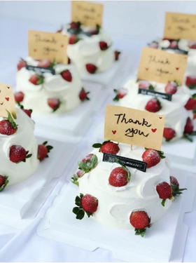 冬季草莓鲜果蛋糕