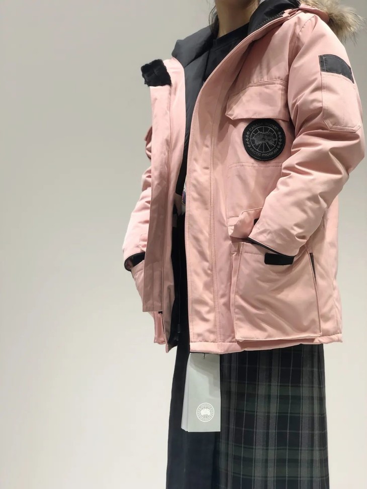 大鹅canada goose08款粉色黑标男女抗寒羽绒服 !