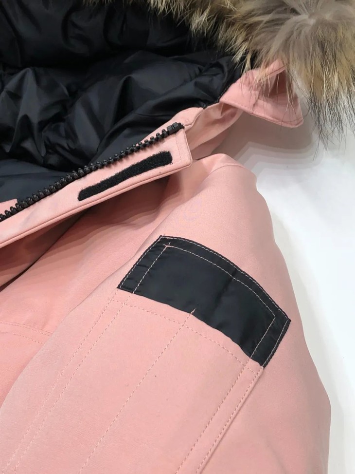 大鹅canada goose08款粉色黑标男女抗寒羽绒服 !