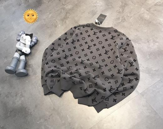 点此购买 lv灰色满印加绒卫衣 ks 167103