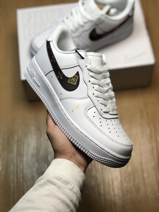 海外发售 Air Force1 LOW'07 为庆祝其成立20周年，特以WHIZ LIMITED原创字母为特色携手日本潮流品牌WHIZ LIMITED 联名定制。 商品图0