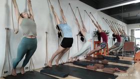 简色套装，低调奢华。坚持的你是最美的