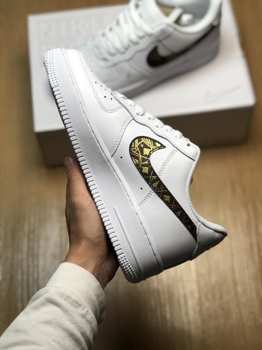 海外发售 Air Force1 LOW'07 为庆祝其成立20周年，特以WHIZ LIMITED原创字母为特色携手日本潮流品牌WHIZ LIMITED 联名定制。 商品图1
