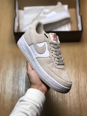 耐克 Nike Air Force 1 ’07 LV8 Light Bone 米白 空军一号低帮百搭休闲运动板鞋。柔软、弹性十足的缓震性能和出色的中底设计