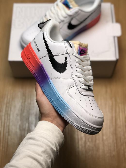 NIKE AIR FORCE 1 '07 空军一号  电玩英雄联盟皮肤休闲板鞋 印有夜光材质的 Mini Swoosh Logo 与 “JUST DO IT” 标语，在黑暗中显得格外醒目 商品图1