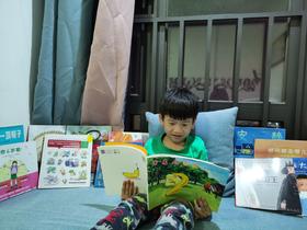 《害羞的香蕉》：书正是他的观众，同时它们也是给予他信心及勇气的“烤肉串儿”