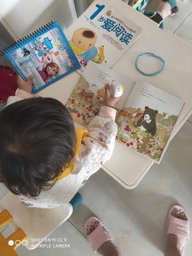 《善平爷爷的草莓》：虽然小宝宝还看不懂，不过有水果和小动物，孩子还是挺感兴趣的