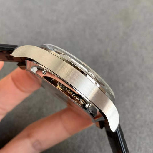 ZF万国葡萄牙系列万年历腕表，集时分针、日期、星期、月份和动显于一身。正所谓功能卓越，大器晚成，有请各路表友品鉴支持。
【表壳】腕表尺寸44mmX15mm 商品图4