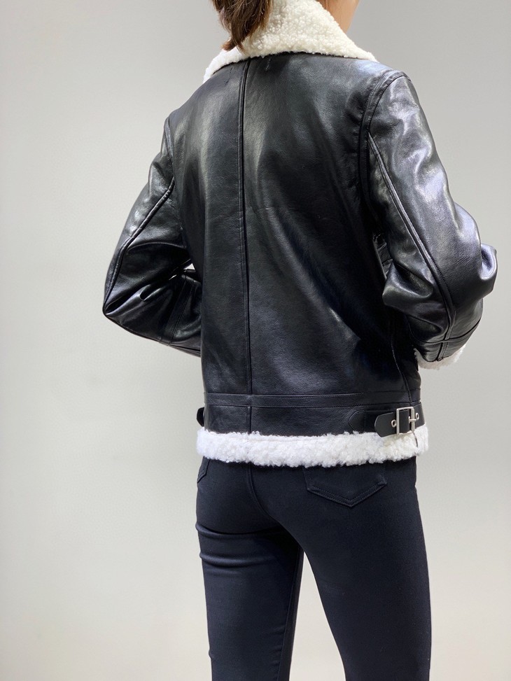 点此购买 蔻驰女款皮毛一体羊羔毛飞行员皮衣 谱167535