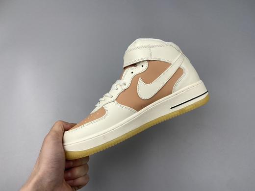 耐克 Nike Air Force 1 Mid 白粉生胶 空军一号中帮百搭休闲运动板鞋。柔软、弹性十足的缓震性能和出色的中底设计，横跨复古与现代的外型结合，造就出风靡全球三十多年的Force 1 商品图2
